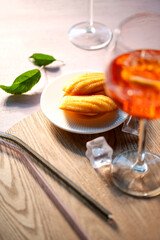 Aperol Cocktail mit leckeren Madeleins