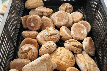 Frische Brötchen in braunem Korb