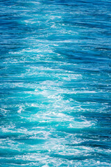 Obraz premium Blue water of the Pacific ocean behind cruise ship sailing in Alaska