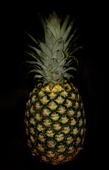 Ananas na czarnym tle.
