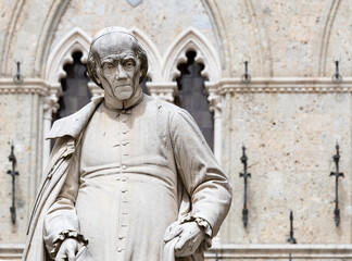 Obraz premium Siena: Monte dei Paschi square and statue of Sallustio Bandini.