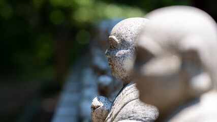 迷いを断ち切る石仏