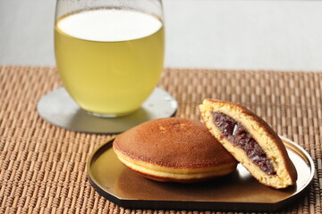 金塗り半月菓子皿に盛られたカットされたどら焼き