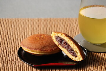 半月オリベ盆に盛り付けられたカットされたどら焼き