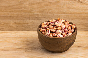 Phaseolus vulgaris - Dried pinto beans in the wooden bowl