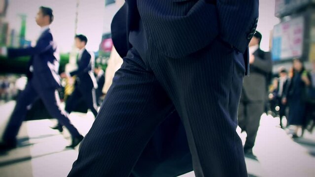 街を歩く日本人ビジネスマン