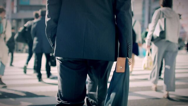 街を歩く日本人ビジネスマン