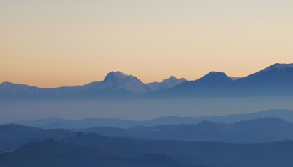 Fototapeta na wymiar Monti e valli degli Appennini al calare della sera 