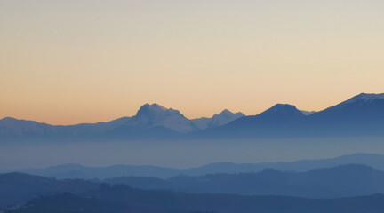 Fototapeta premium Monti e valli degli Appennini al calare della sera 