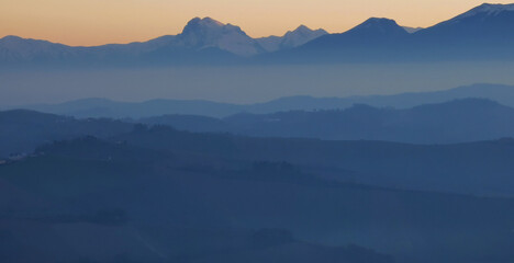 Monti e valli degli Appennini al tramonto