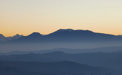 Fototapeta na wymiar Monti e valli degli Appennini al calare della sera 