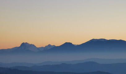 Fototapeta na wymiar Monti e valli degli Appennini al tramonto