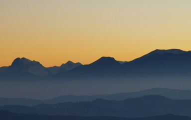 Cime dei monti Appennini al tramonto