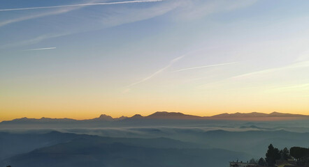 Monti Appennini e vallate al tramonto