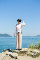 夏のリゾート地で休日を過ごす女性