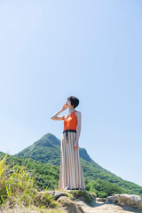 夏のリゾート地で休日を過ごす女性