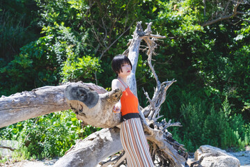 夏のリゾート地で休日を過ごす女性
