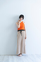 リゾートファッションのクールな女性