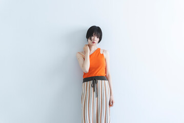 リゾートファッションのクールな女性