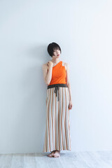 リゾートファッションのクールな女性