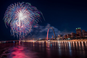 July 4th Fireworks over the Famous monument of Gateway Arch in Missouri with St Louis Skyline and Mississippi River, Missouri, USA - obrazy, fototapety, plakaty