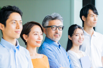 オフィス内で私服のビジネスマン5人のポートレート