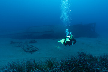 Sub che si avvicina al relitto della nave Krizia, affondata nei pressi dell'isola di Marettimo, Sicilia