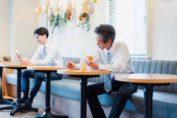 ハンバーガーショップでランチを食べるビジネスマン