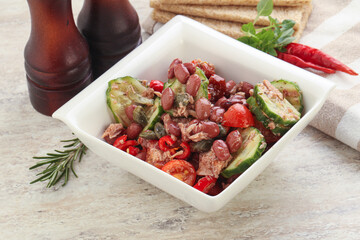 Tuna salad with bean and tomato