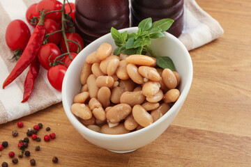 Whinte canned kidney beans in the bowl