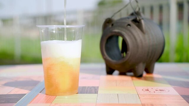夏に庭でビールを注いでいる