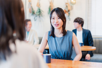 カフェで会話をする二人の女性