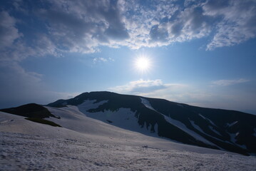 残雪の月山