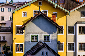 Fototapeta na wymiar old apartment house in austria