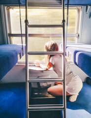 Chica viajando en tren litera