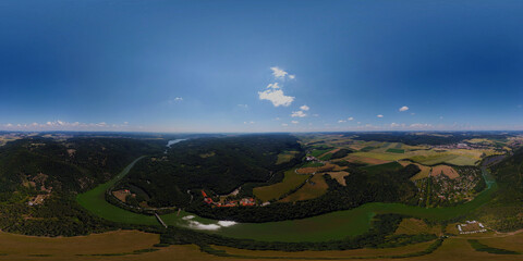 Burg Eichorn und Fluss Svratka in Brünn von oben - 360 Grad Panorama