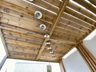 Luminaire au plafond sur terrasse en bois couverte