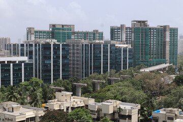インド　ムンバイの再開発地区、建築中のビル
