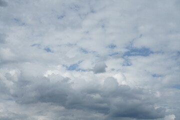 Wolken Himmel mit mäßiger Bedeckung in blau und weiß