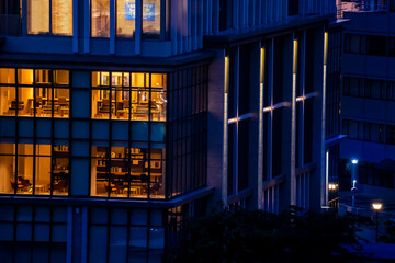 夜の高級ビルの窓の外の景色