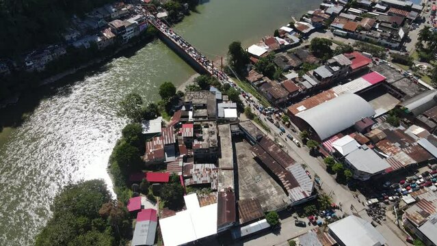 PUENTE CORPAC EN UN TRAFICO DE VEHICULOS MOTORIZADOS TINGO MARIA JUNIO 2022