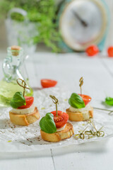 Aromatic and homemade crostini made with mozzarella and tomatoes