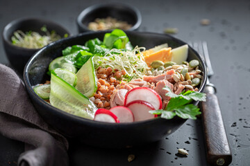 Fit Nicoise salad with groats, tuna and eggs.