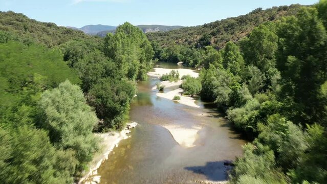 survol de la rivi&egrave;re H&eacute;rault dans le sud de la France face aux c&eacute;vennes