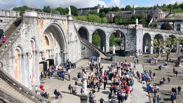 survol de la ville de Lourdes dans le pi&eacute;mont des Hautes-Pyr&eacute;n&eacute;es
