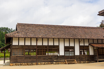 日本の岡山県吹屋の古くて美しい学校