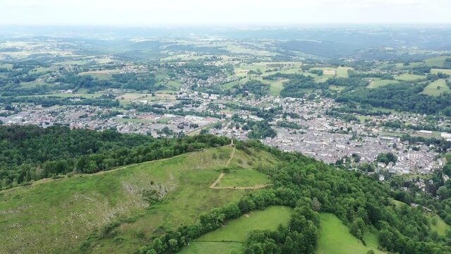 survol des vall&eacute;es des Pyr&eacute;n&eacute;es dans le d&eacute;partement des Hautes-Pyr&eacute;n&eacute;es et vue de Bagn&egrave;res de Bigorre