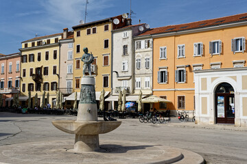 Statue de l'enfant sur la place centrale de Rovinj en Croatie