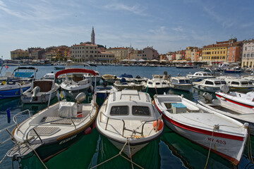 Fototapeta na wymiar Vue d'ensemble du port de Rovinj en Croatie