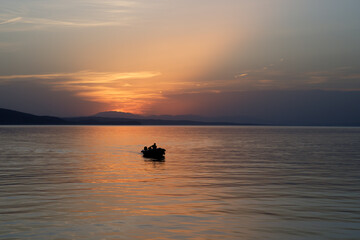 Fototapeta na wymiar Barque de pêcheur dans un coucher de soleil sur la mer adriatique